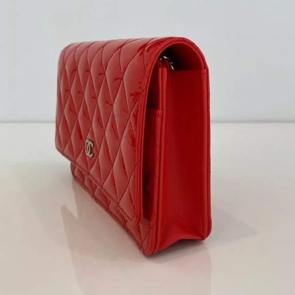 CHANEL GORGEOUS CORAL WALLET ON A CHAIN NEW IN BOX - Picture 4 of 16